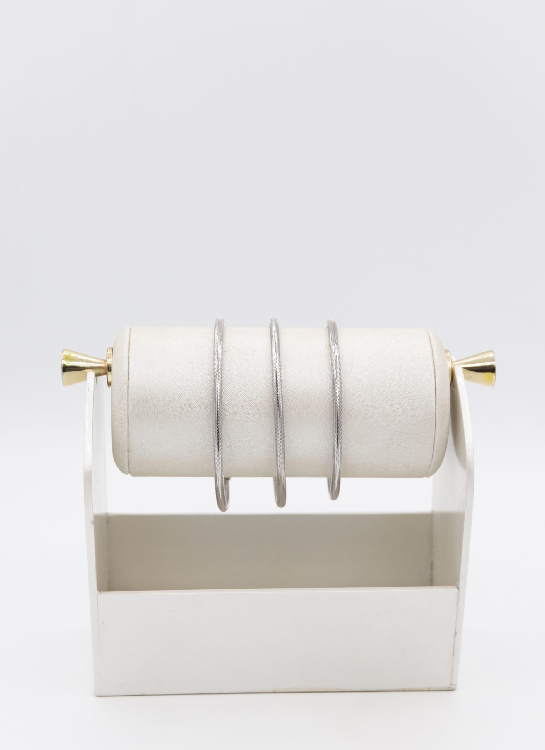 IMG_6910 copy دستبند کشی سفید (ضخامت باریک) - Image 1