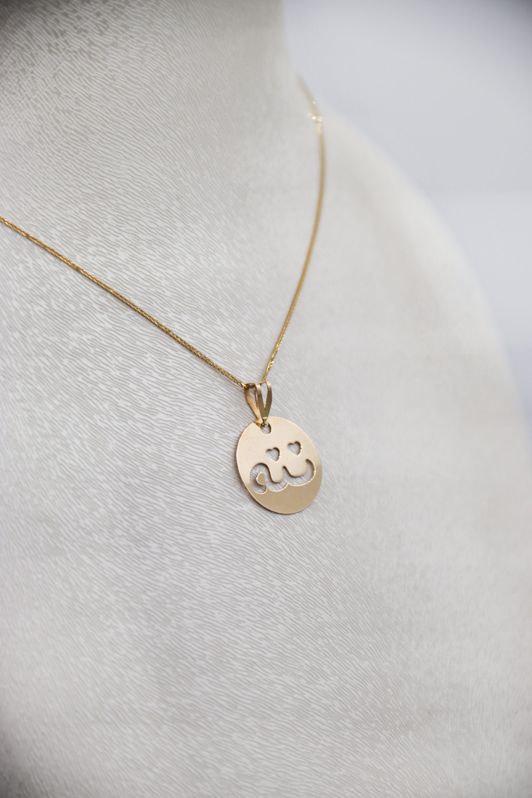 IMG_7152 copy آویز طلا لیزری طرح ننه - Image 1