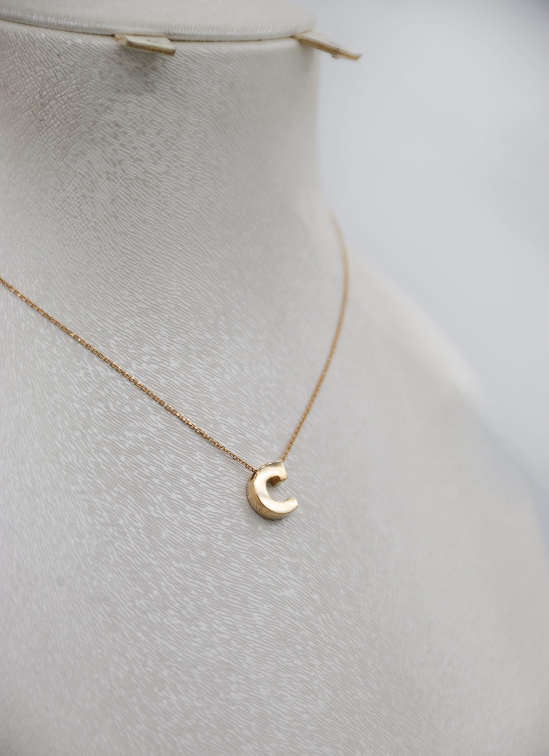 IMG_7155 copy آویز طلا حروف انگلیسی حرف C - Image 1