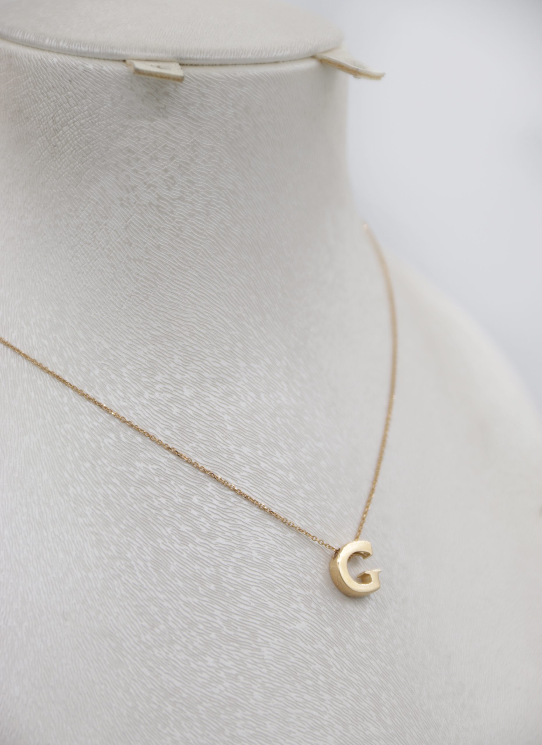 IMG_7161 copy آویز طلا حروف انگلیسی حرف G - Image 1