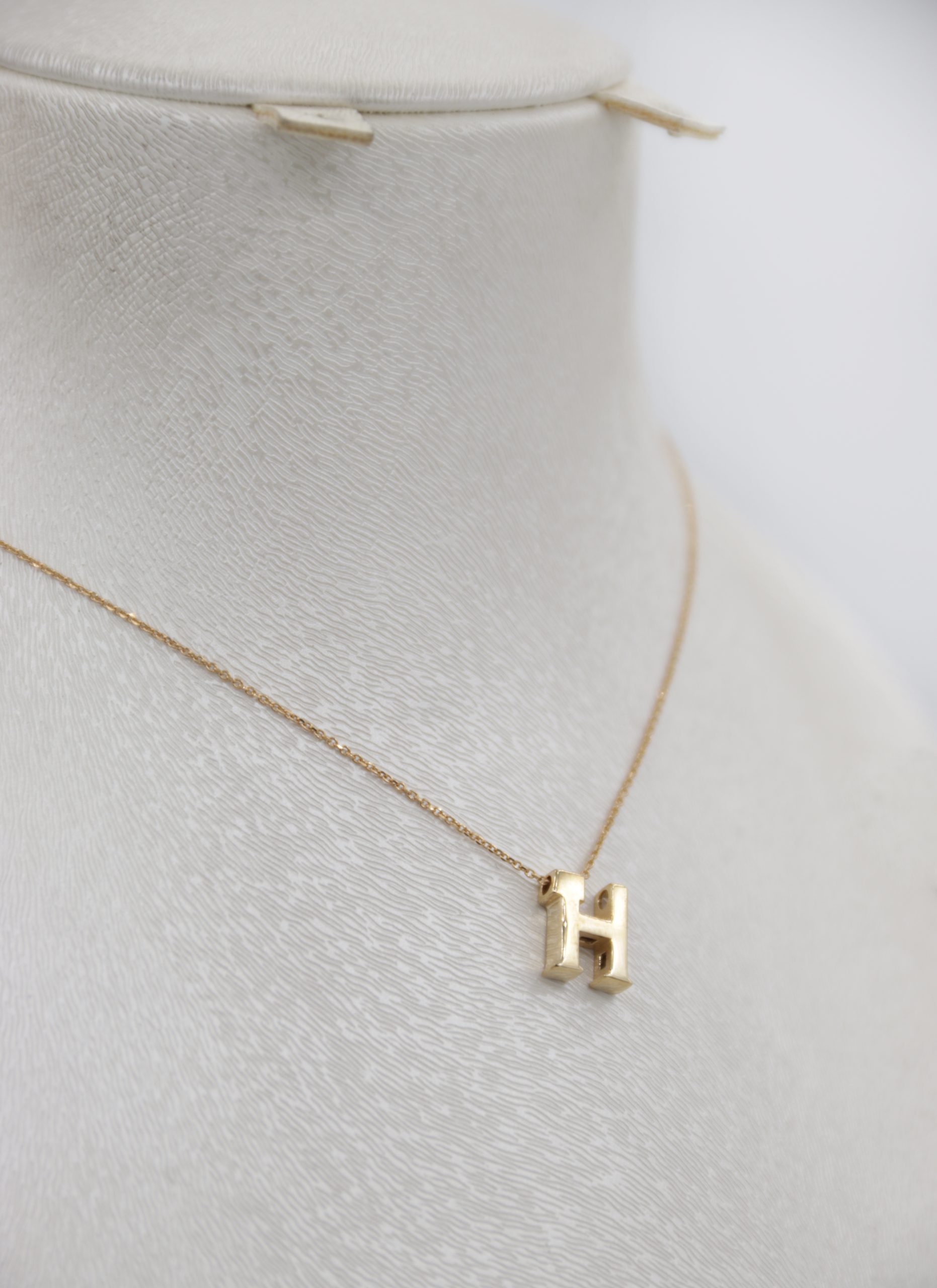 IMG_7162 copy آویز طلا حروف انگلیسی حرف H - Image 1