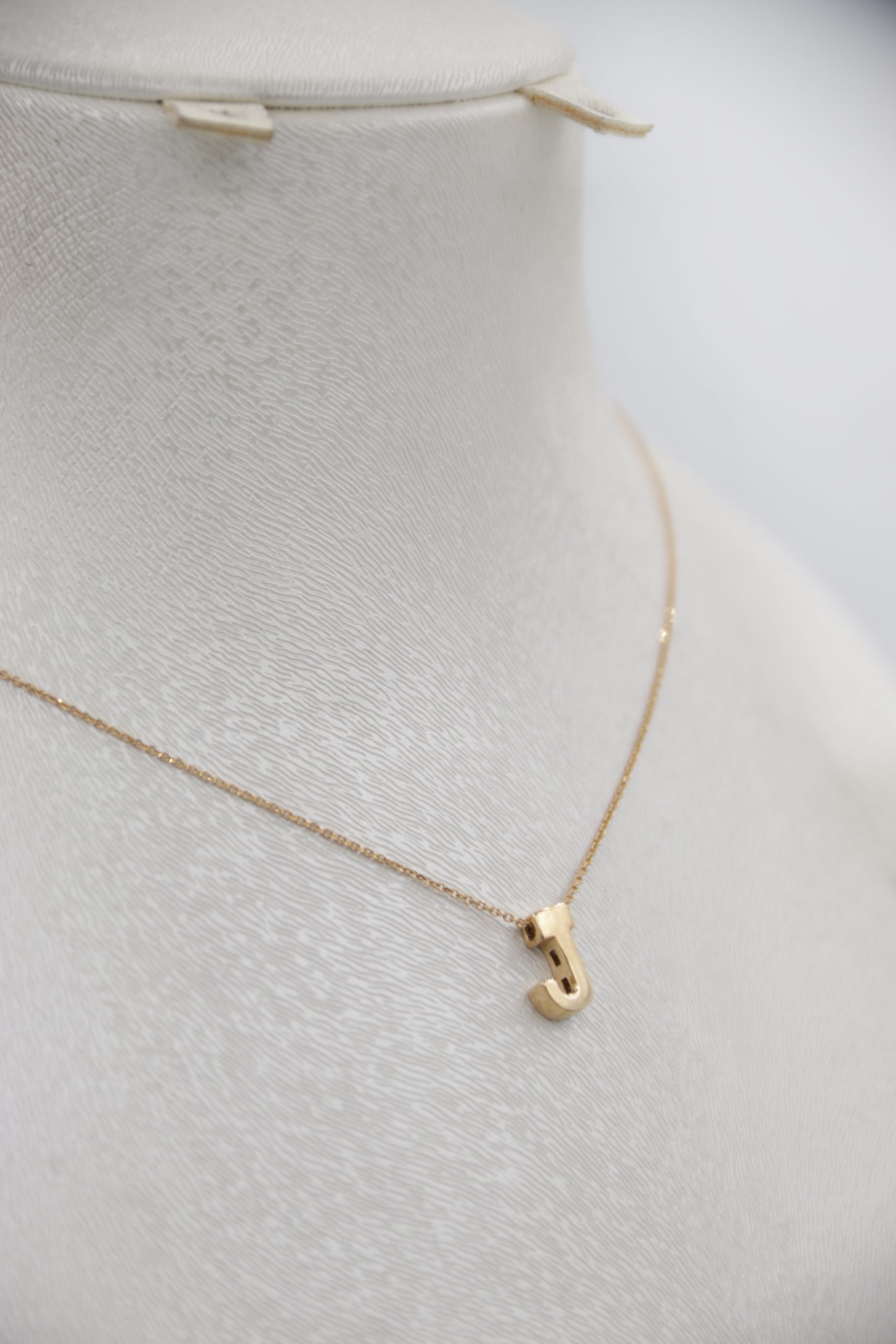 IMG_7165 copy آویز طلا حروف انگلیسی حرف J - Image 1