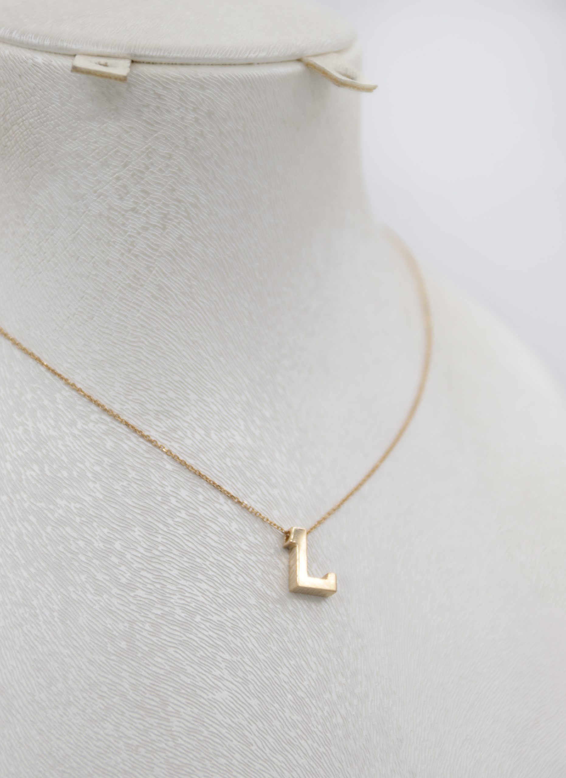 IMG_7167 copy آویز طلا حروف انگلیسی حرف L - Image 1