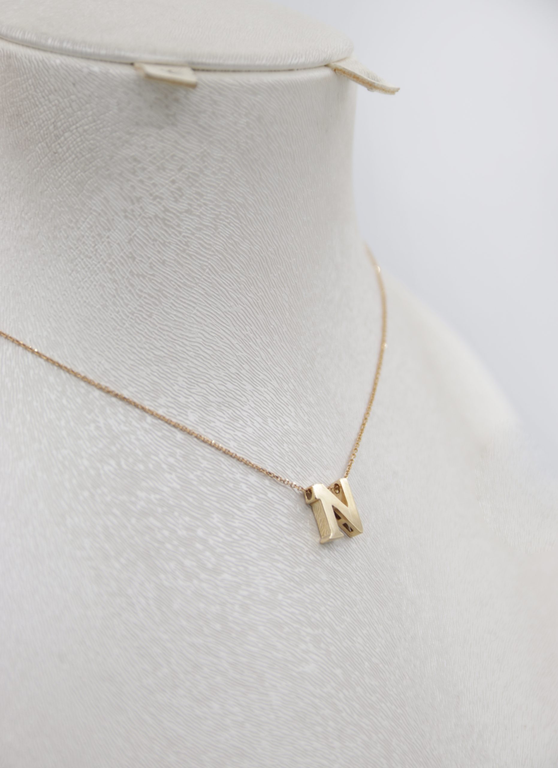 IMG_7168 copy آویز طلا حروف انگلیسی حرف N - Image 1