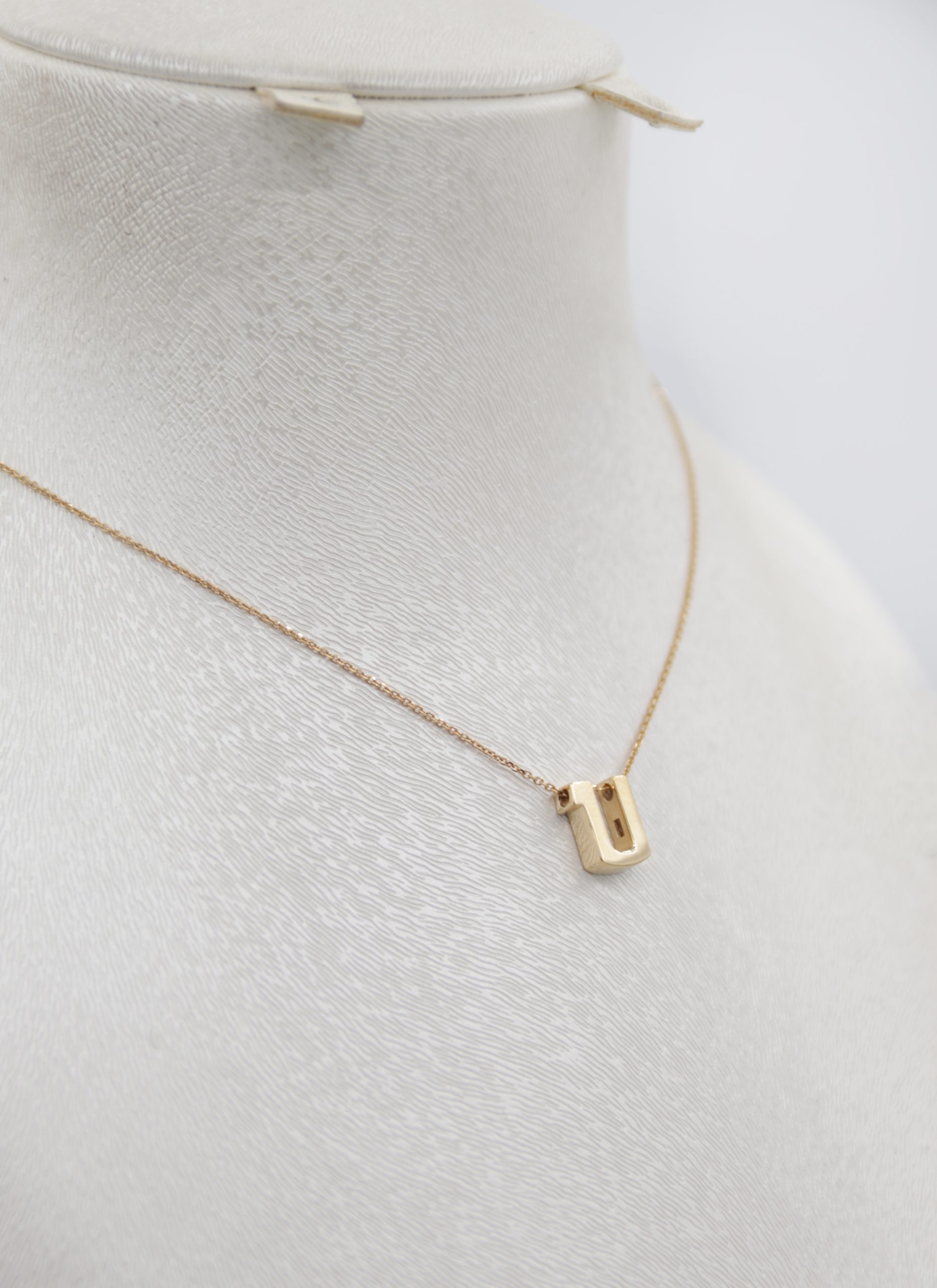 IMG_7174 copy آویز طلا حروف انگلیسی حرف U - Image 1