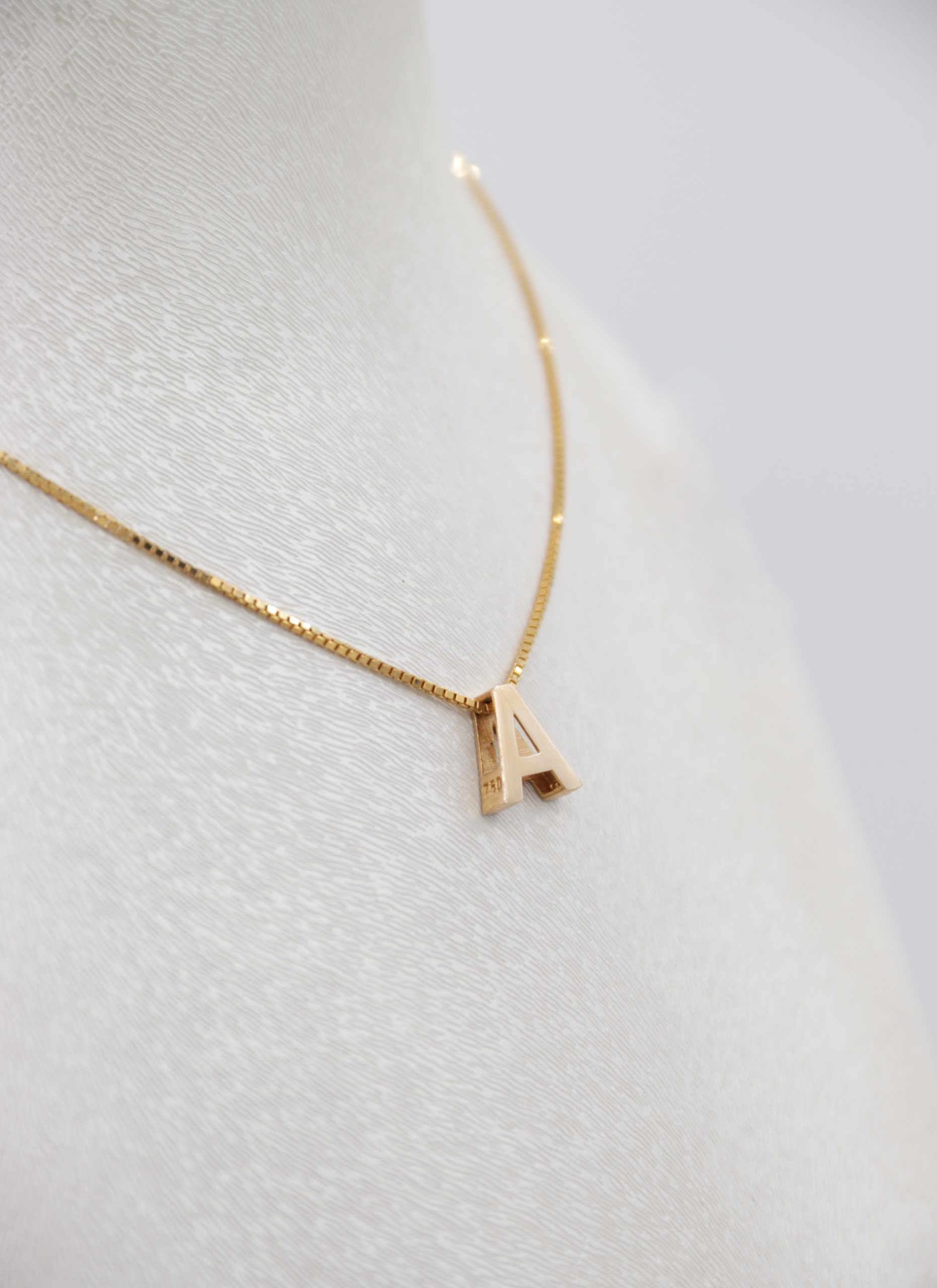 IMG_7286 copy آویز طلا حروف انگلیسی سایز بزرگ حرف A - Image 1