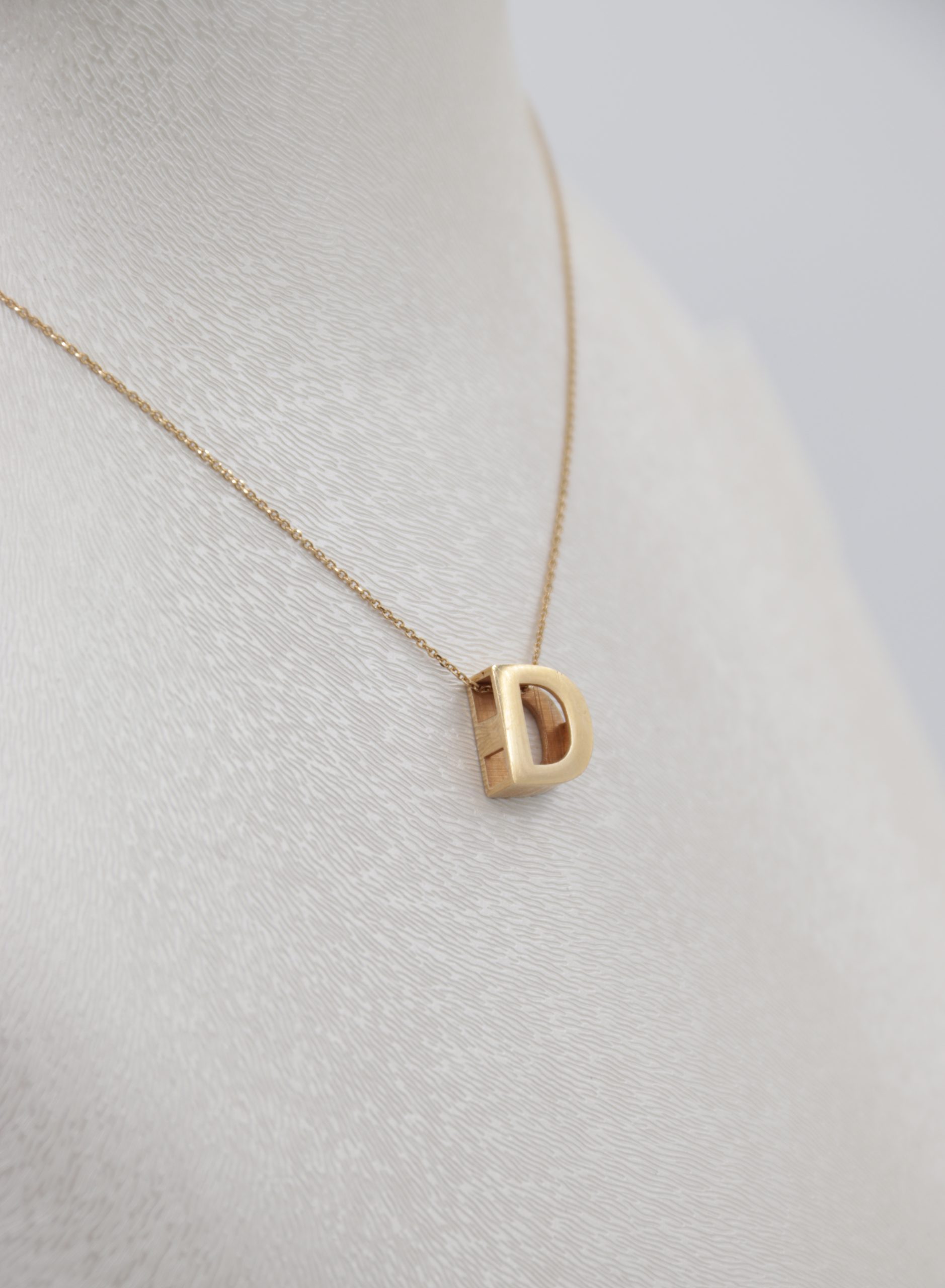 IMG_7288 copy آویز طلا حروف انگلیسی سایز بزرگ حرف D - Image 1