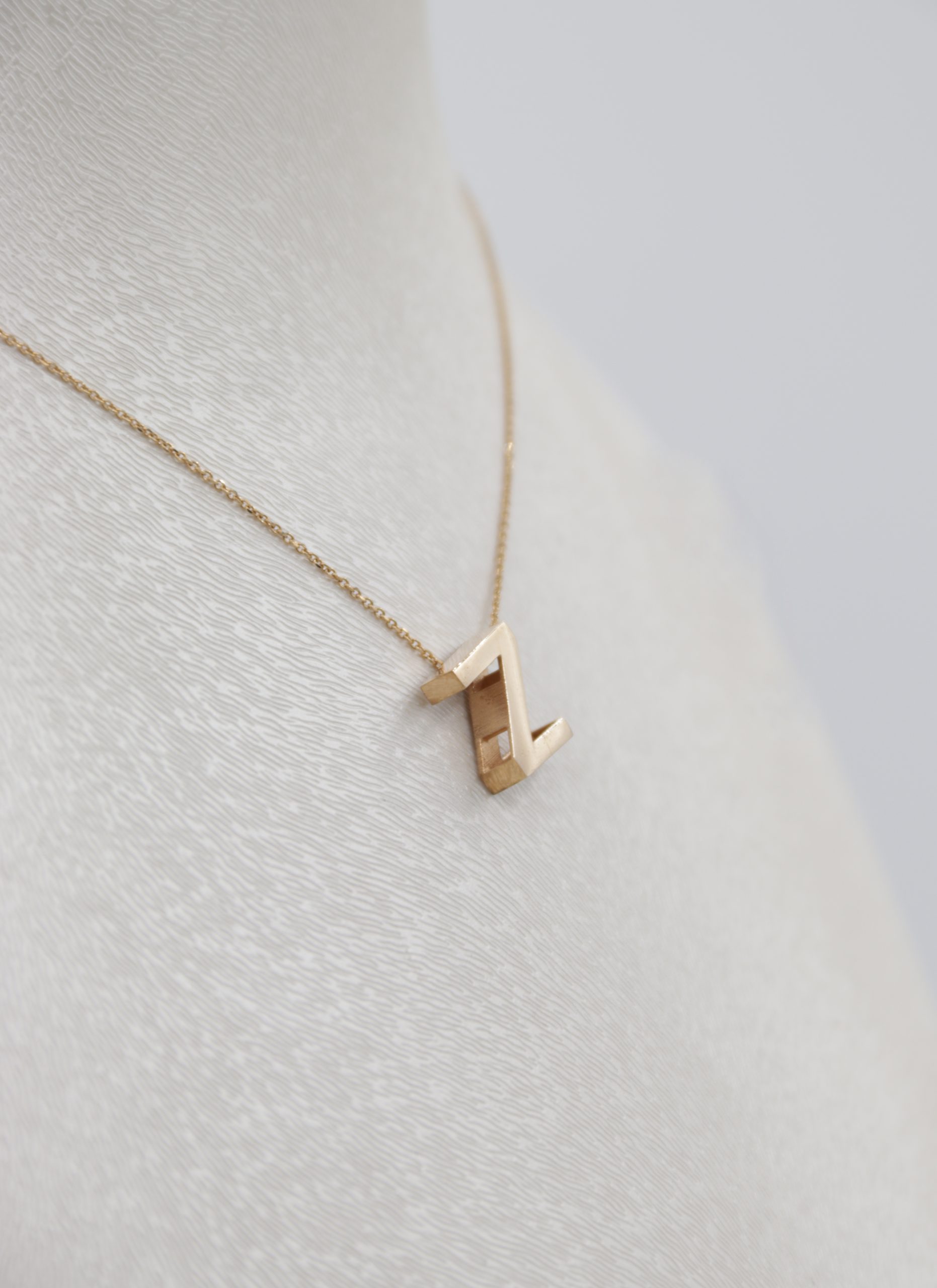 IMG_7289 copy آویز طلا حروف انگلیسی حرف Z - Image 1