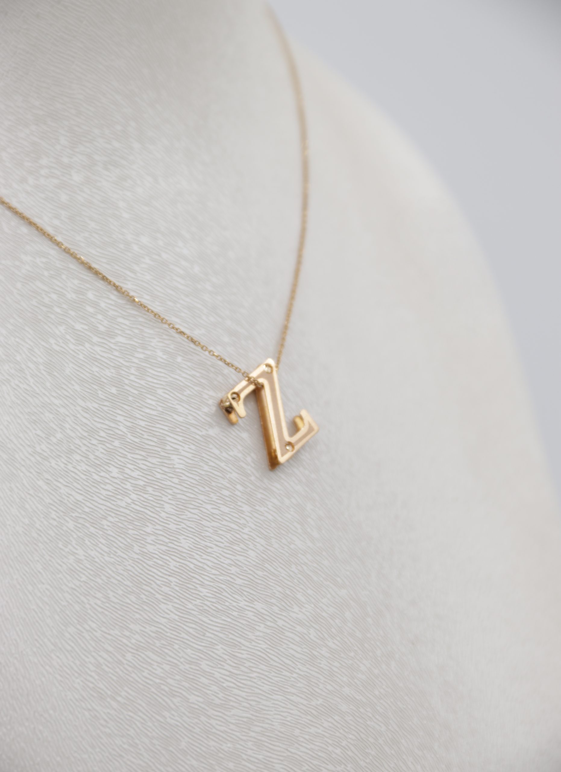 IMG_7293 copy آویز طلا حروف انگلیسی سه بعدی حرف Z - Image 1