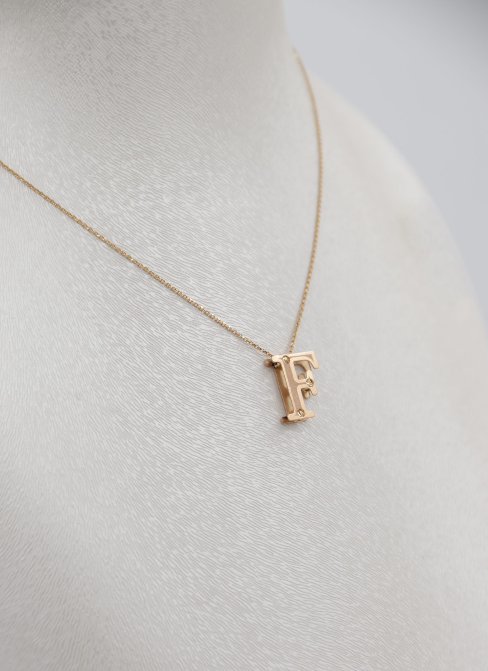 IMG_7298 copy آویز طلا حروف انگلیسی حرف F - Image 1